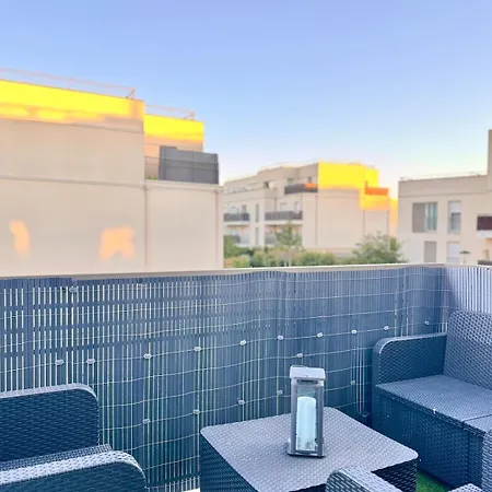 Modern 2-bedroom Apartment, Balcony, Near Paris *